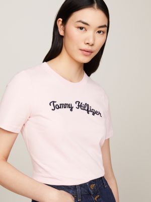 t-shirt con logo in corsivo ricamato rosa da donne tommy hilfiger