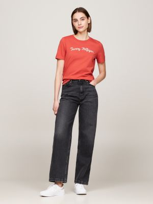 t-shirt con logo in corsivo ricamato rosso da donne tommy hilfiger