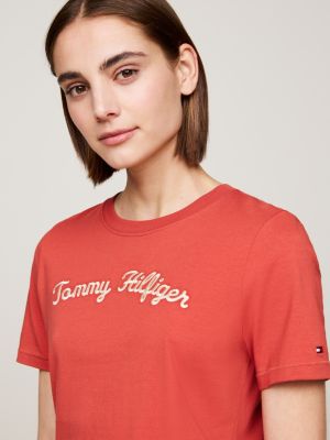 t-shirt con logo in corsivo ricamato rosso da donne tommy hilfiger