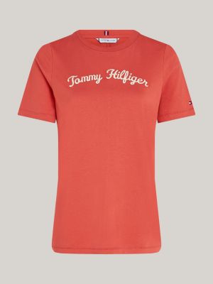 t-shirt con logo in corsivo ricamato rosso da donne tommy hilfiger