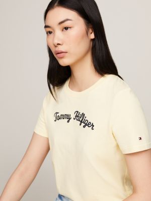 t-shirt con logo in corsivo ricamato giallo da donne tommy hilfiger