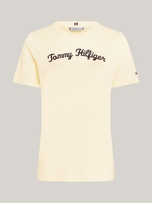 t-shirt con logo in corsivo ricamato giallo da donne tommy hilfiger