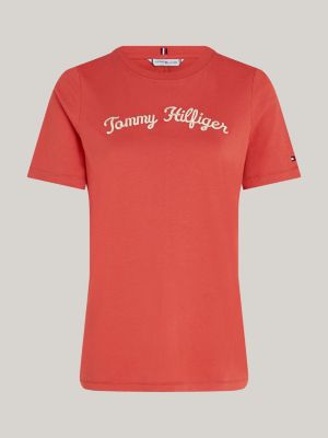 t-shirt curve con logo in corsivo ricamato rosso da donne tommy hilfiger