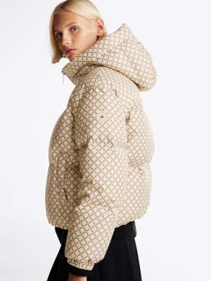 beige puffer-jacke mit tommy-print für damen - tommy hilfiger