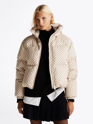 beige puffer-jacke mit tommy-print für damen - tommy hilfiger