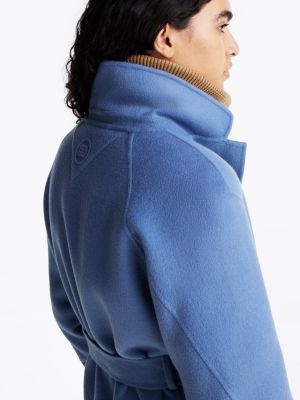 manteau ceinturé double face à logo tamponné bleu pour femmes tommy hilfiger