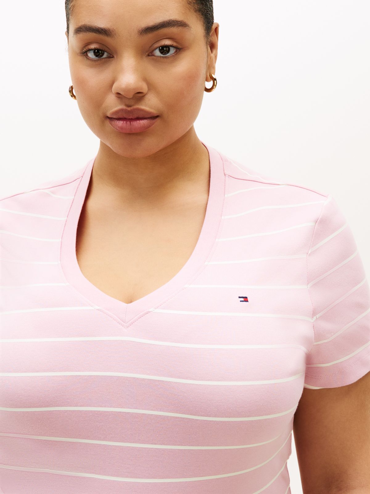 Curve Flag Embroidery V-Neck Slim T-Shirt — Pink