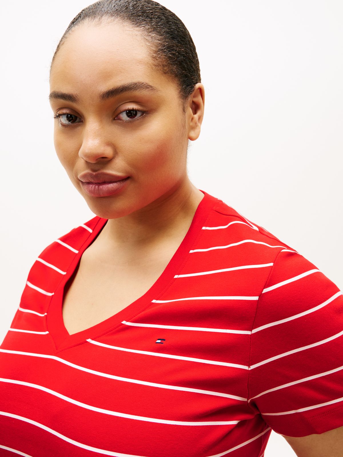 Curve Flag Embroidery V-Neck Slim T-Shirt — Red