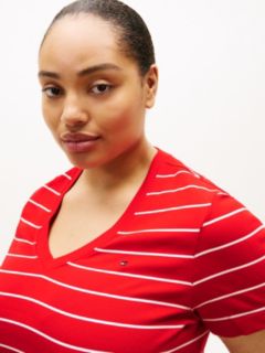 Curve Flag Embroidery V-Neck Slim T-Shirt — Red 2