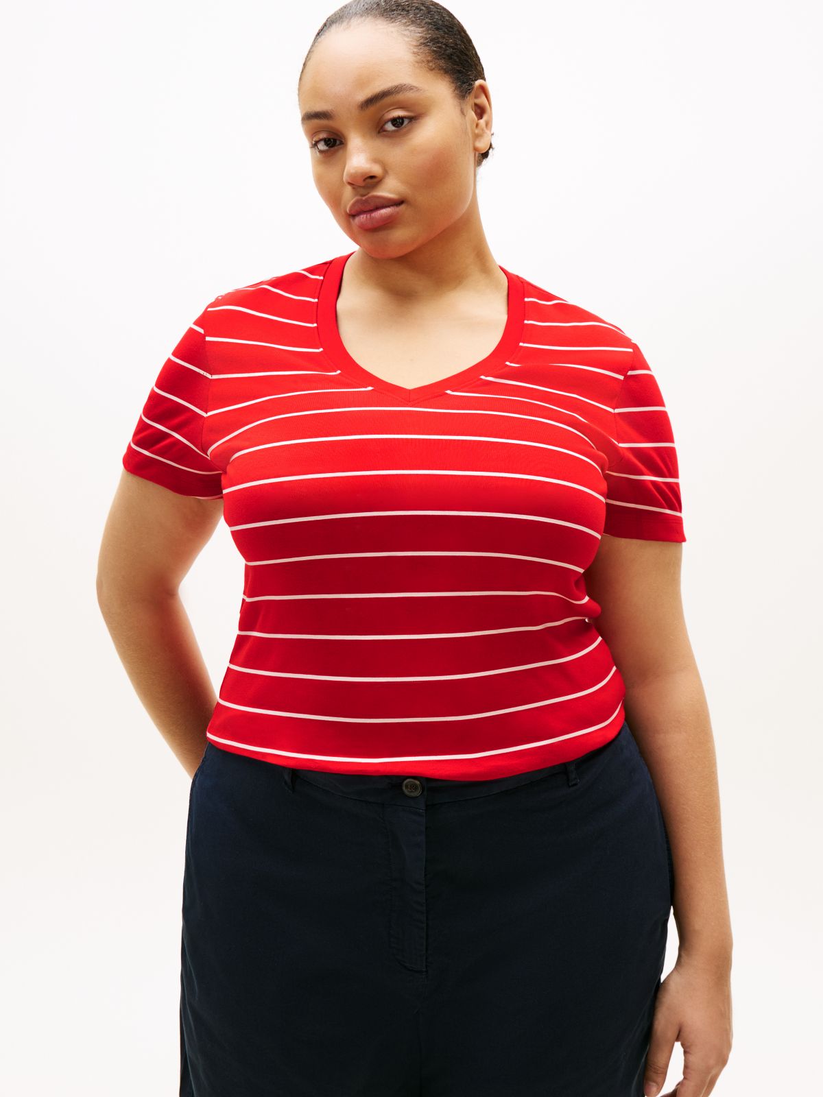 Curve Flag Embroidery V-Neck Slim T-Shirt — Red