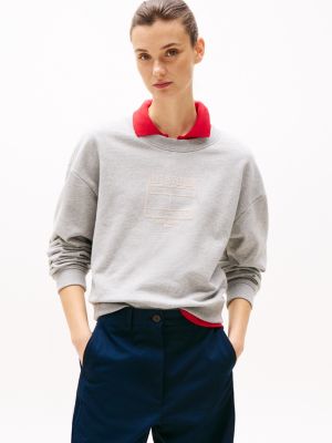 grey sweter z okrągłym dekoltem i flagą hilfiger dla kobiety - tommy hilfiger