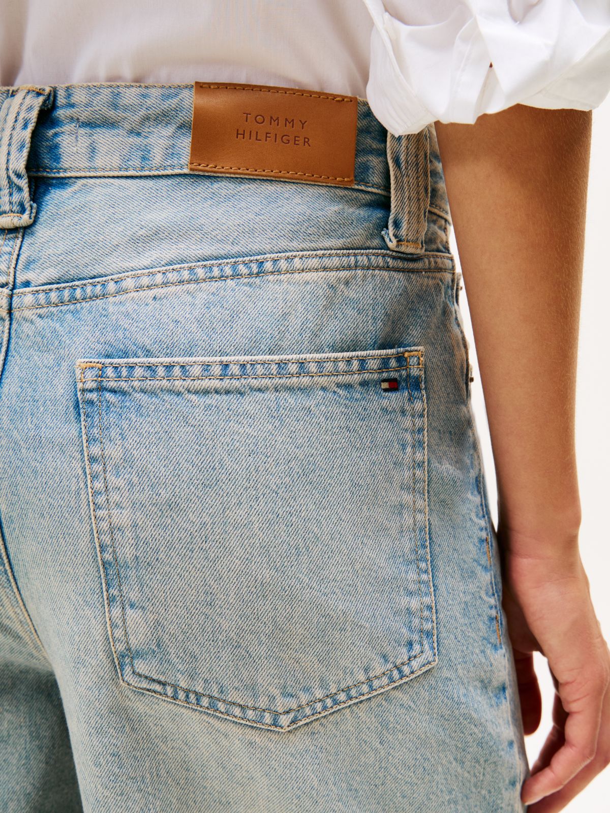 Mid Rise Relaxed Barrel Leg Jeans — Blue