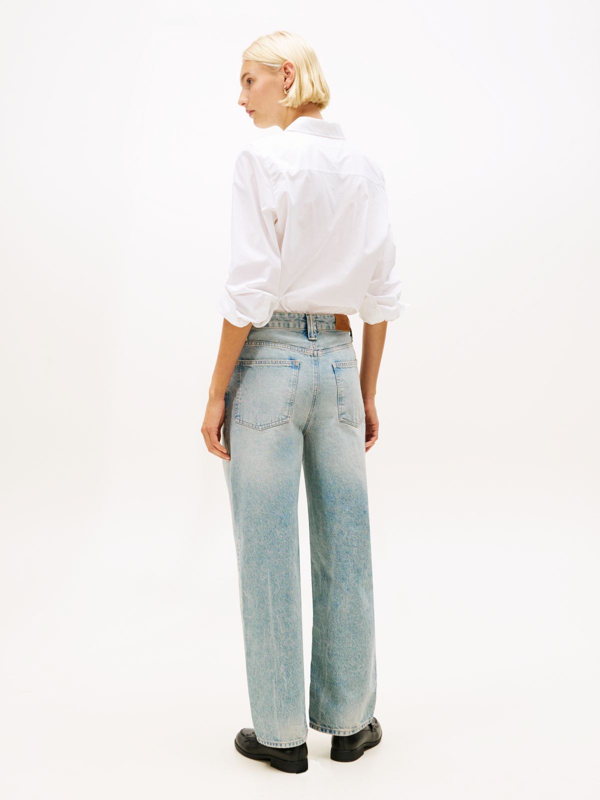 Mid Rise Relaxed Barrel Leg Jeans — Blue