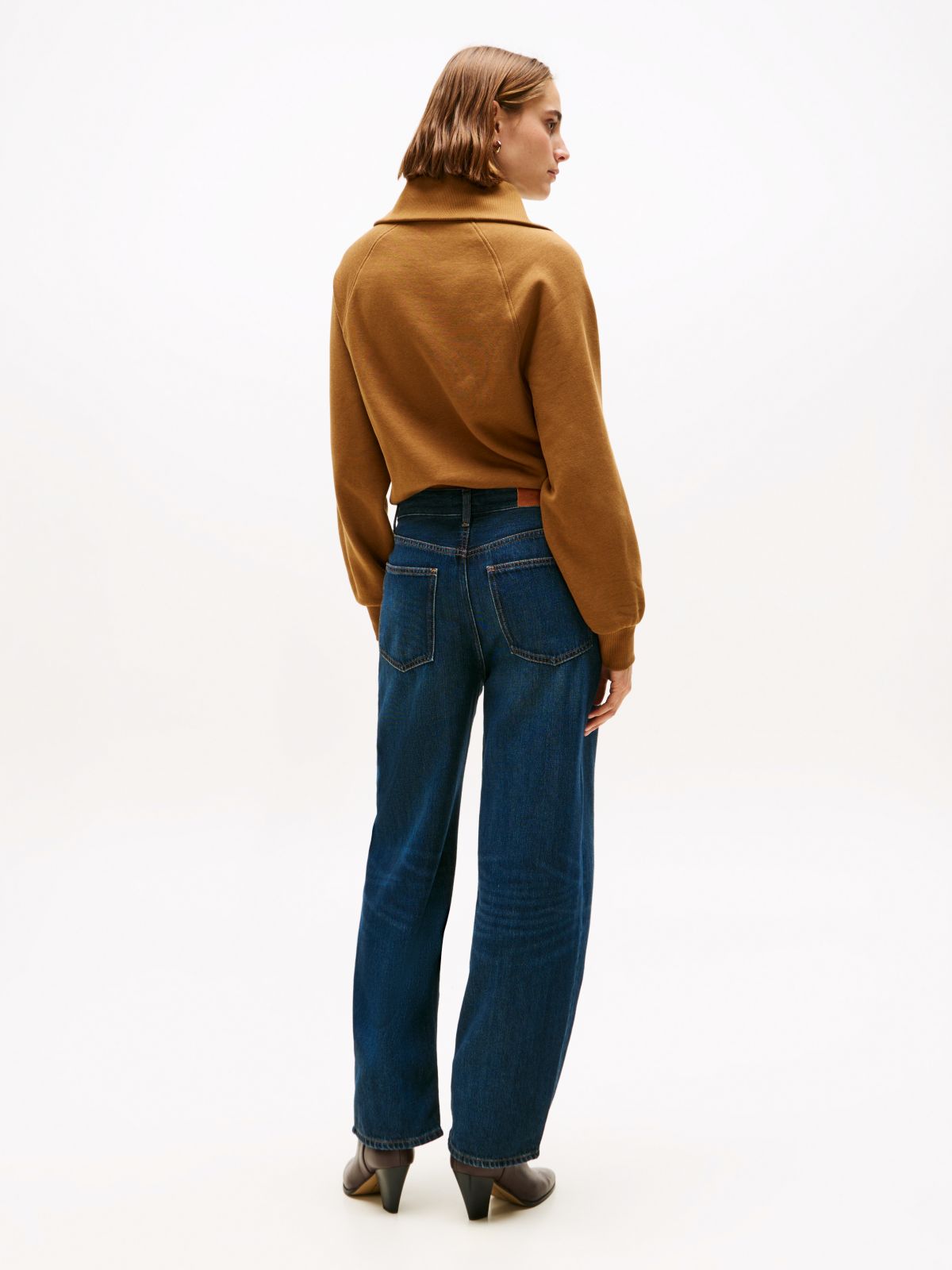 Mid Rise Relaxed Barrel Leg Jeans — Blue