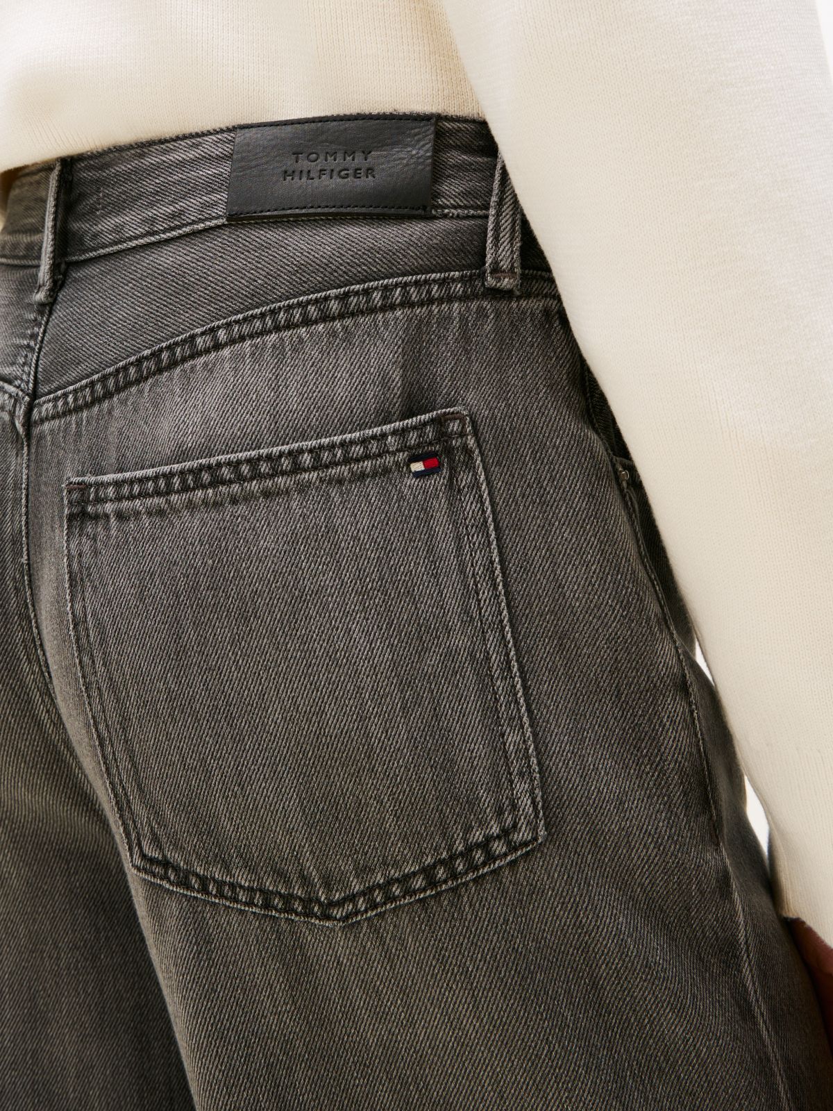 Mid Rise Relaxed Barrel Leg Jeans — Grey