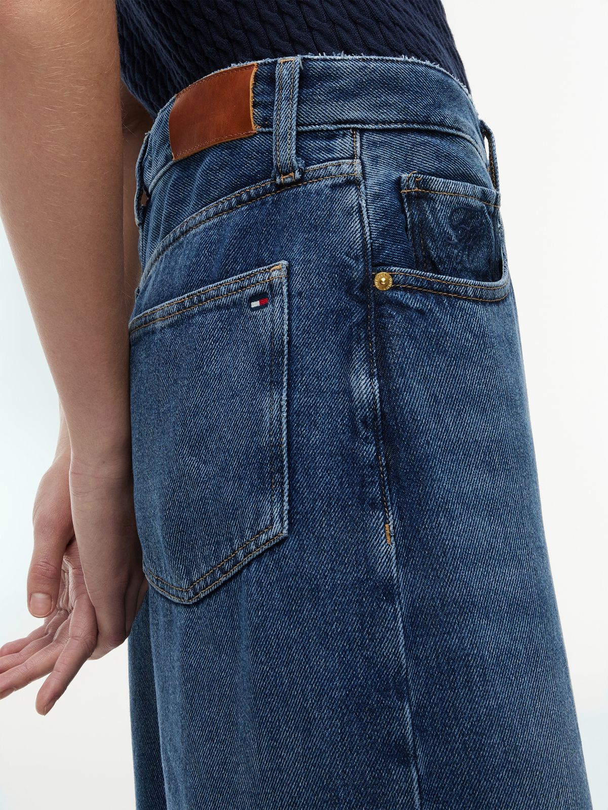 Mid Rise Barrel Leg Jeans — Blue