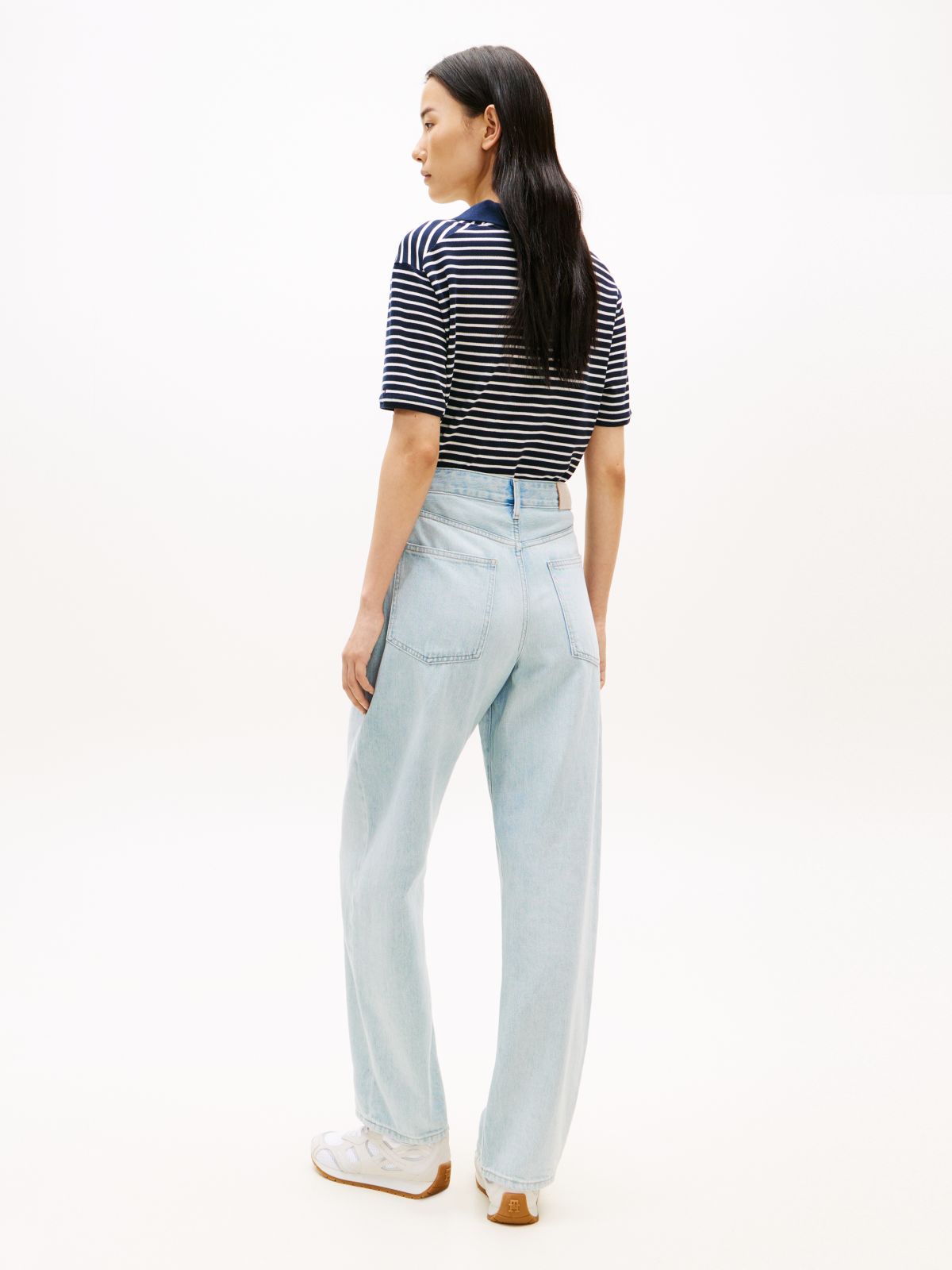 Mid Rise Tapered Barrel Leg Jeans — Blue