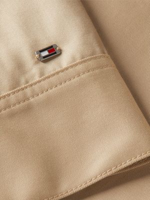 beige twill-kurzjacke mit logo und aufgesetzten taschen für damen - tommy hilfiger