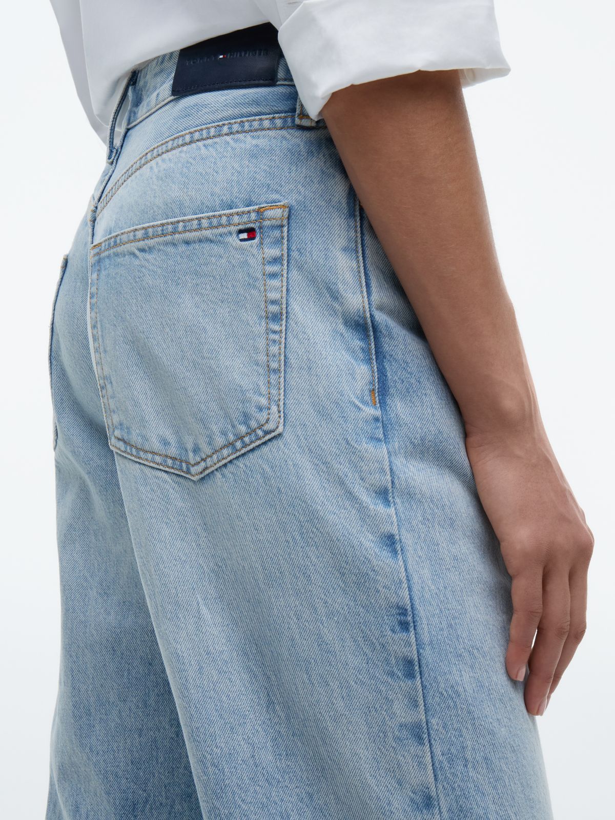 Gold-Tone Button Mid Rise Loose Straight Jeans — Blue